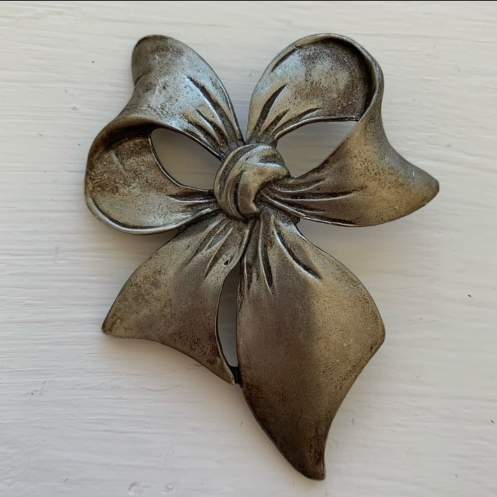 Vintage-Inspired Silver Bow Brooch - Elegant Women Accessories